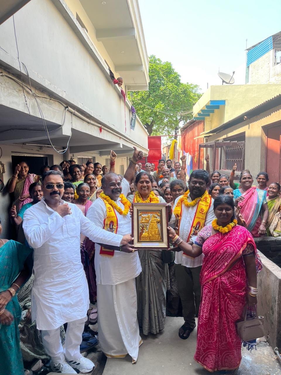 Andra pradesh group tour total 250 member visit in varanasi prayagraj ayodhya gaya